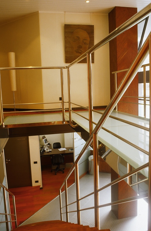 Pasillo vidrio zona escalera