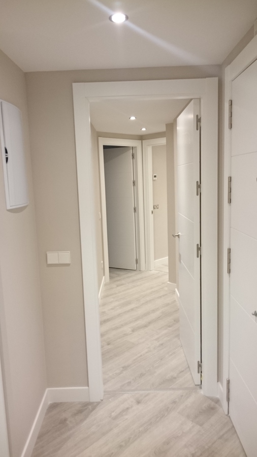 Pasillo vivienda liso