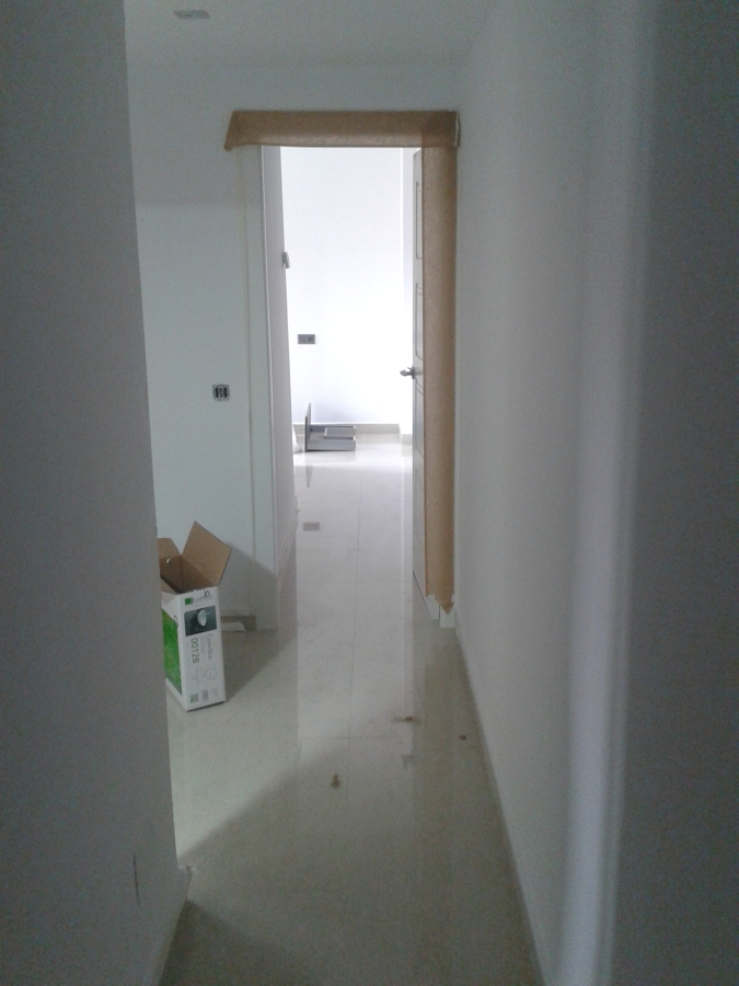 pasillo y dormitorio al fondo