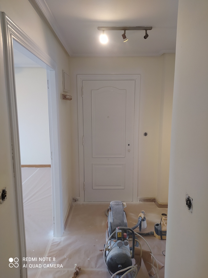 Pasillo y puertas en blanco