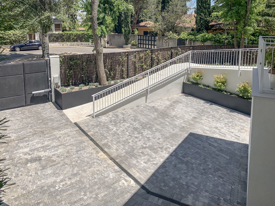 Paso de coches y parking exterior