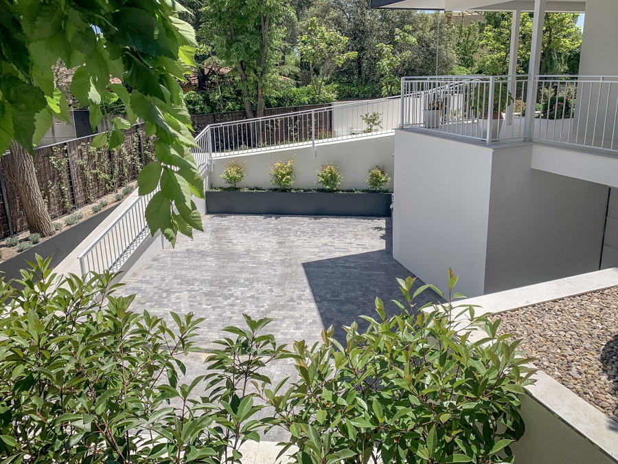 Paso de coches y parking exterior