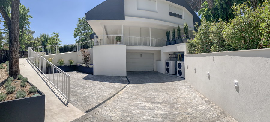 Paso de coches y parking exterior