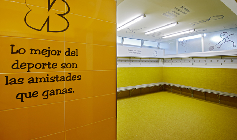 paso entre las duchas y la zona de vestirse