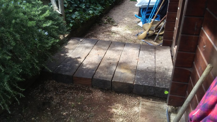 paso formado con traviesa tropical de bolondo