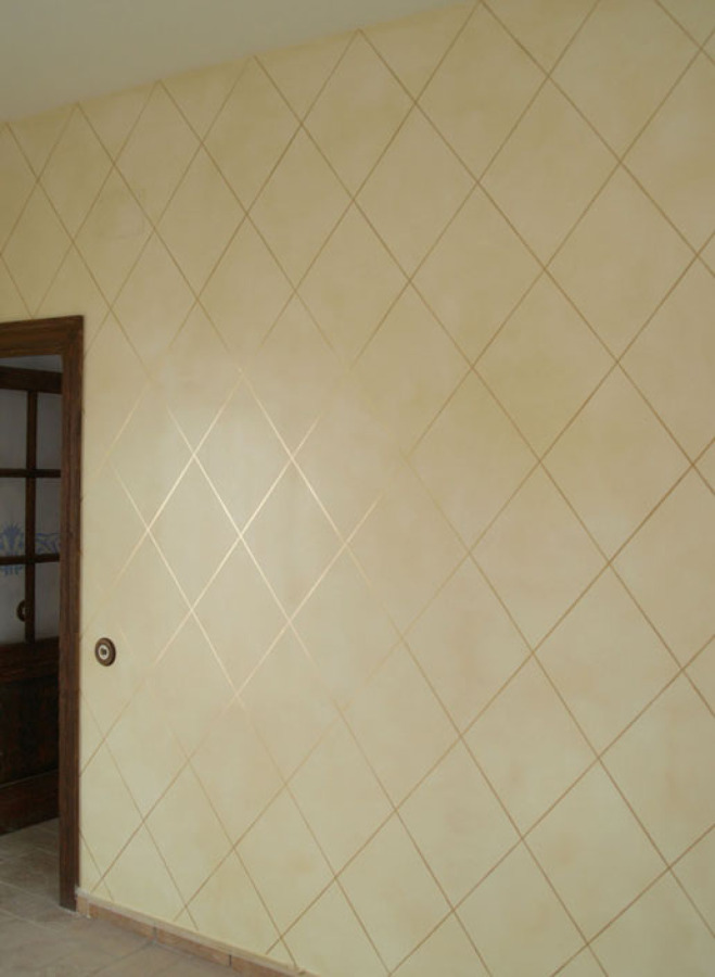 Pátina al óleo sobre la pared con lineas dordas.