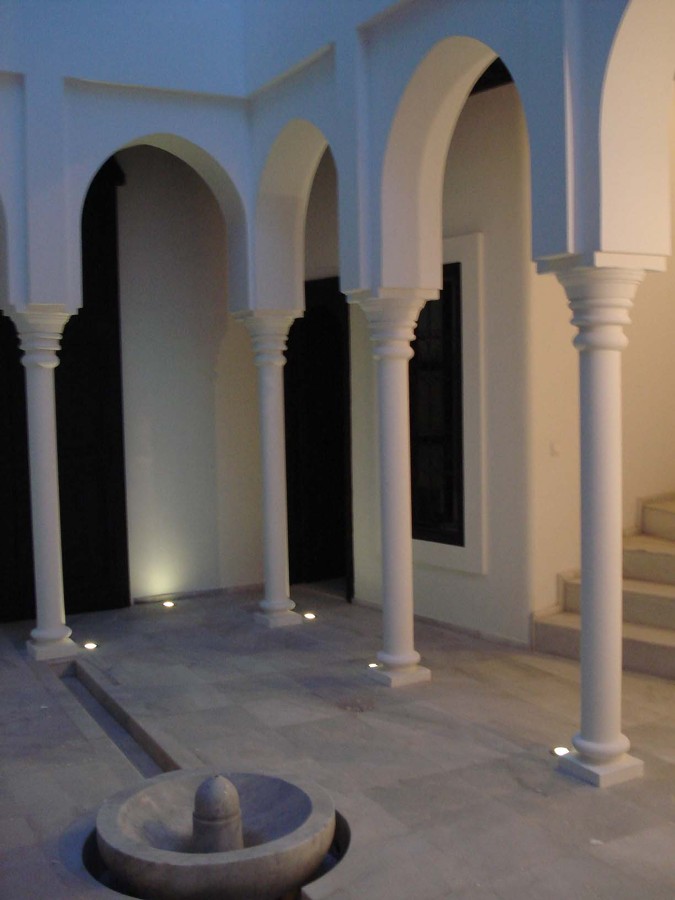 Patio 2, con fuente a medida y columnas-arcos árabes.