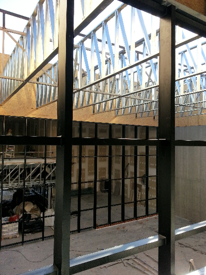 Patio central de luz con celosías en Steel Framing. Construcción.