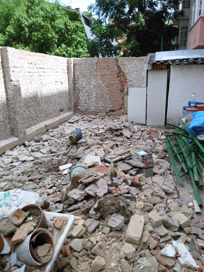 PATIO EMPEZANDO A PICAR