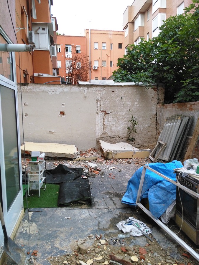 PATIO EMPEZANDO A PICAR