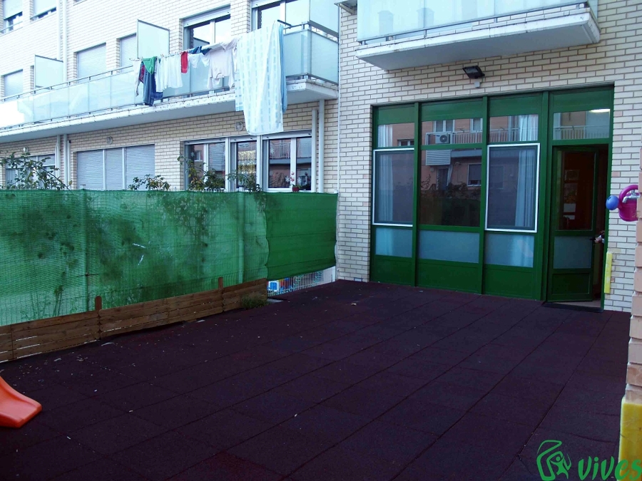 Patio exterior del local comercial refomado en Utebo