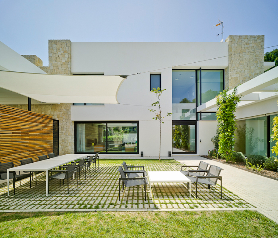 patio interior ajardinado