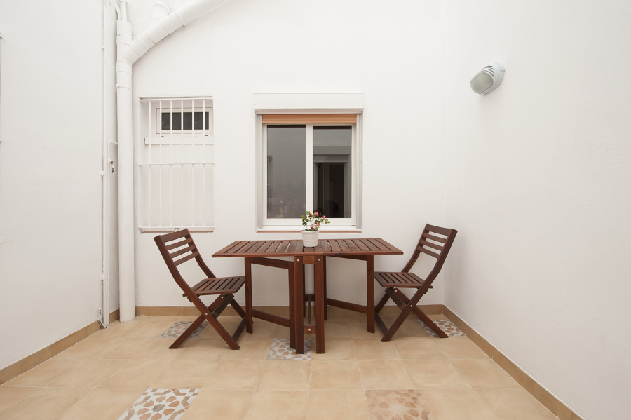 Patio interior con comedor