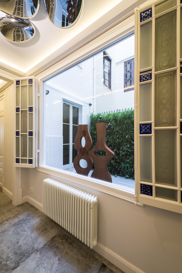 Patio interior con escultura