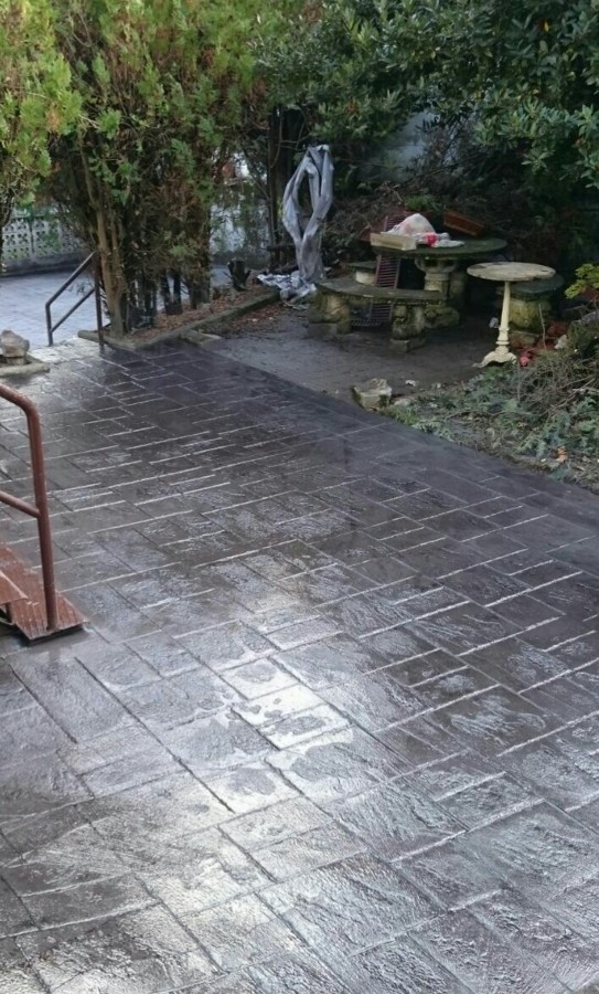 Patio interior con molde escandia en color negro