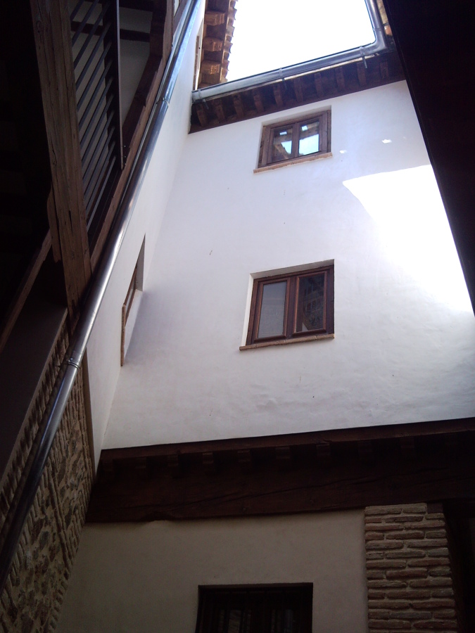 Patio interior y montaje de canalón de zinc