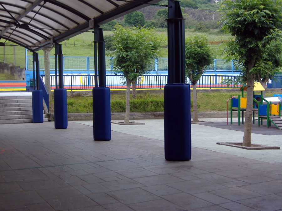 Patio. Tapizado de pilares