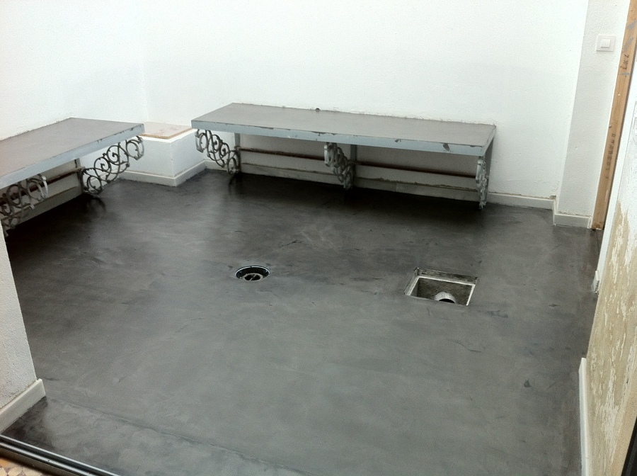 Patio y bancos en microcemento