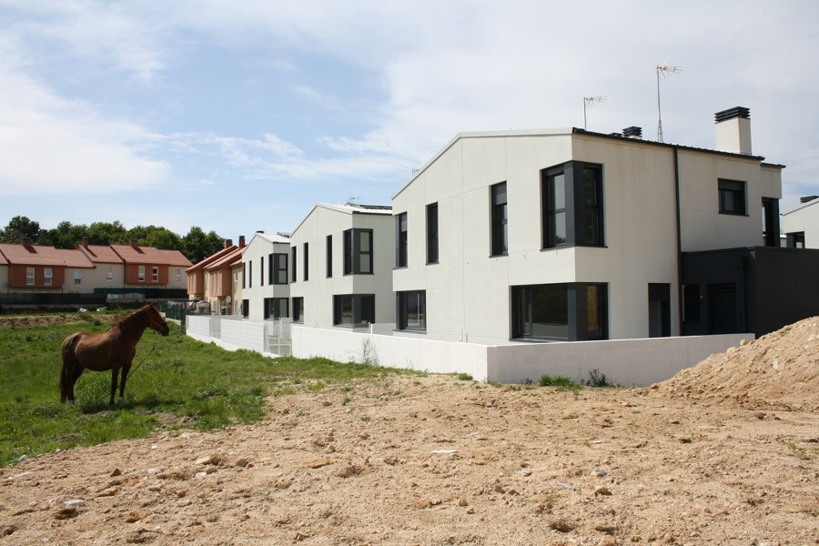 Patios traseros de las viviendas y finca adyacente