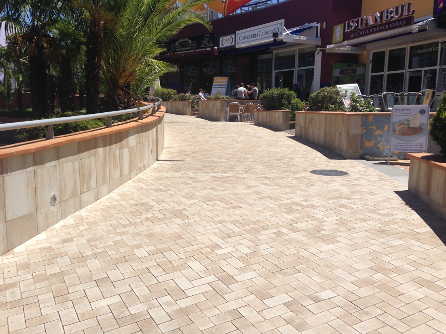 Pavimento adoquin y aplacado color arena