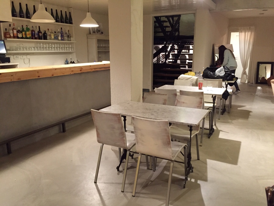 Pavimento continuo bar minimalista