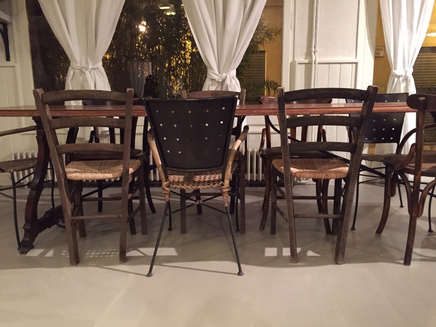 Pavimento continuo salon vintage