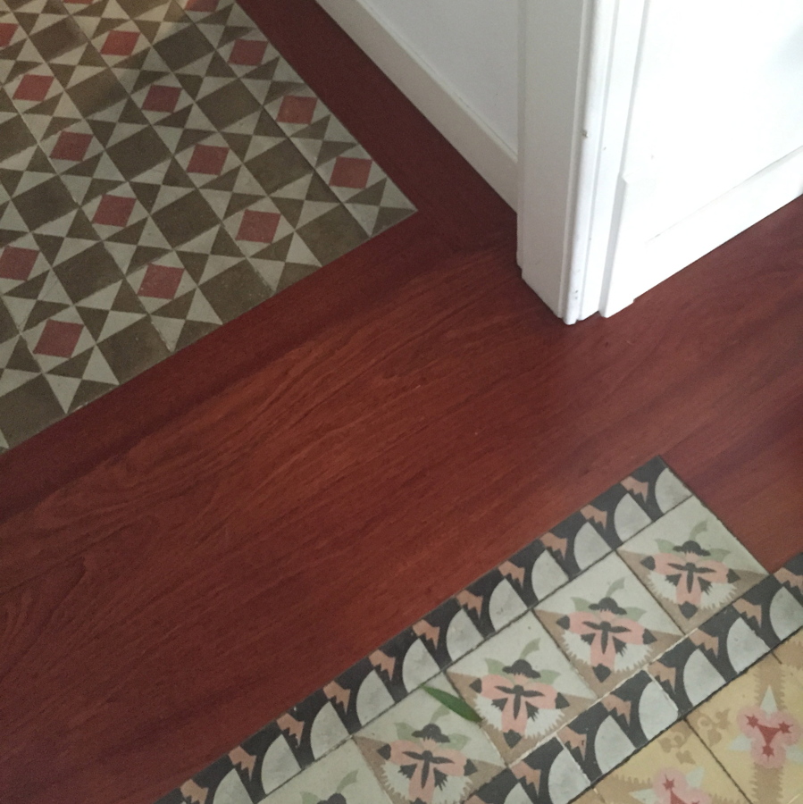 Pavimento hidráulico recuperado con parquet.