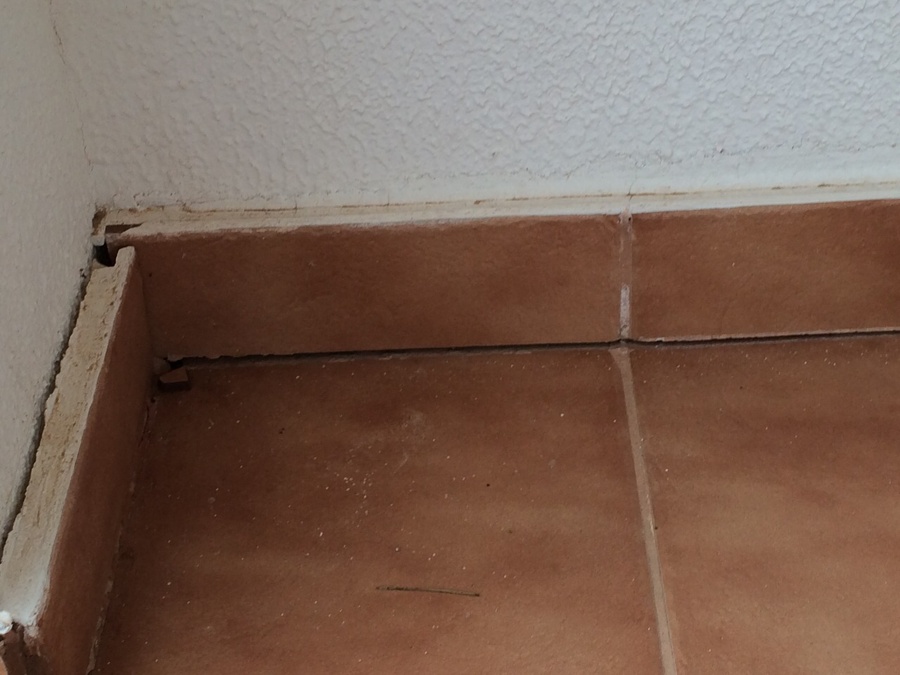 Pavimento quebrado por el trasnporte