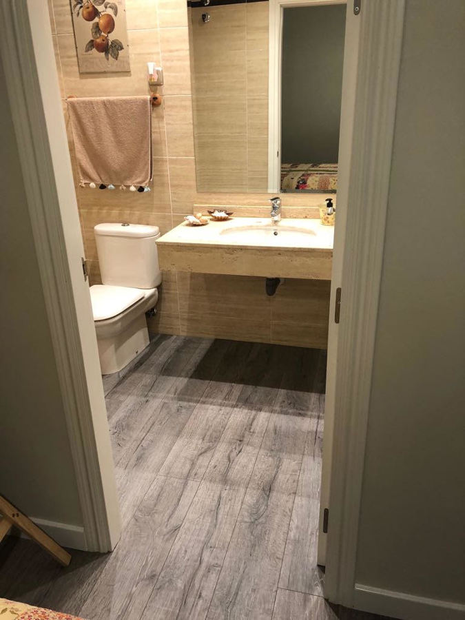 Pavimento vinílico Quick Step en Baño