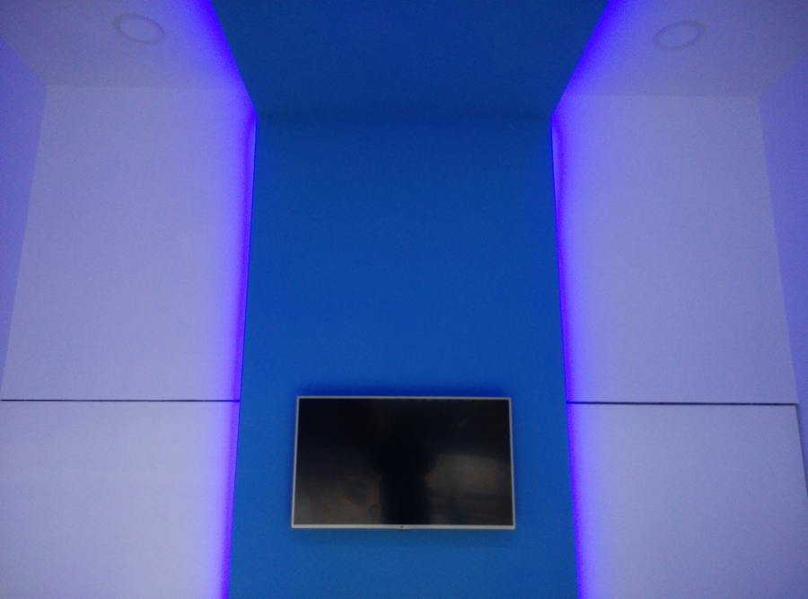 Peana multimedia con puertas traseras correderas.