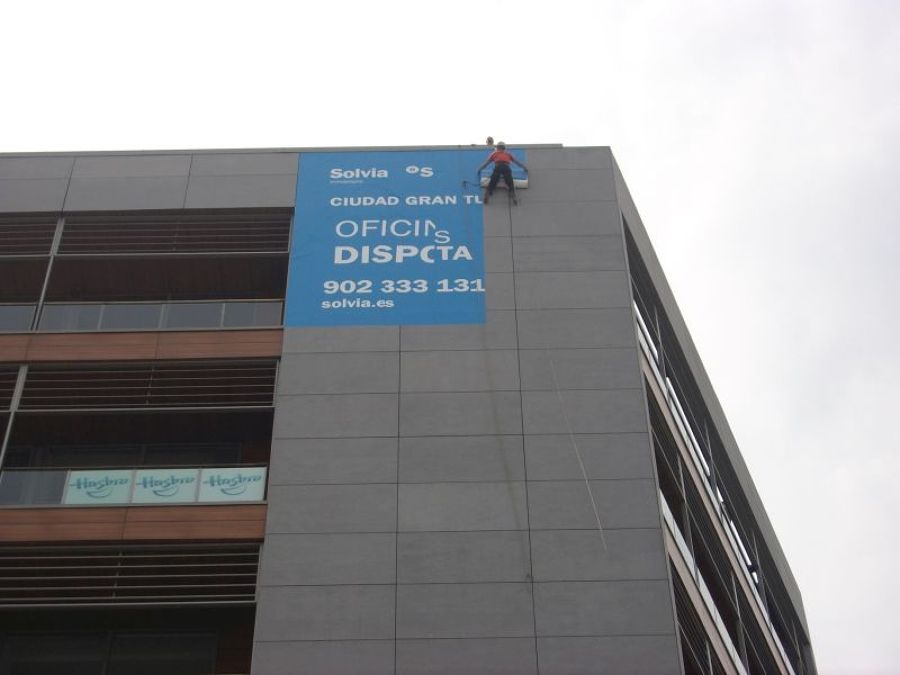 Pegado rotulación vinilo gran formato con trabajos verticales