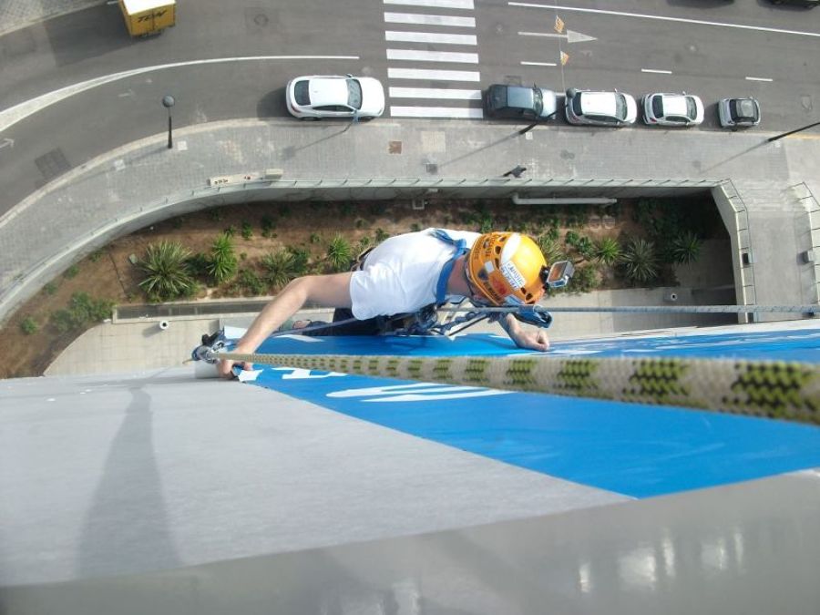 Pegado rotulación vinilo gran formato con trabajos verticales