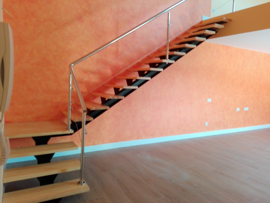 Peldaños de madera barnizados a medida