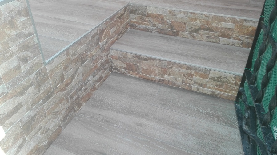 Peldaños escalera con perfileria aluminio mate