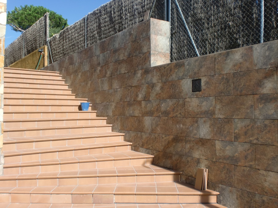 Peldaños más plaquetas de gés exterior aplacadas