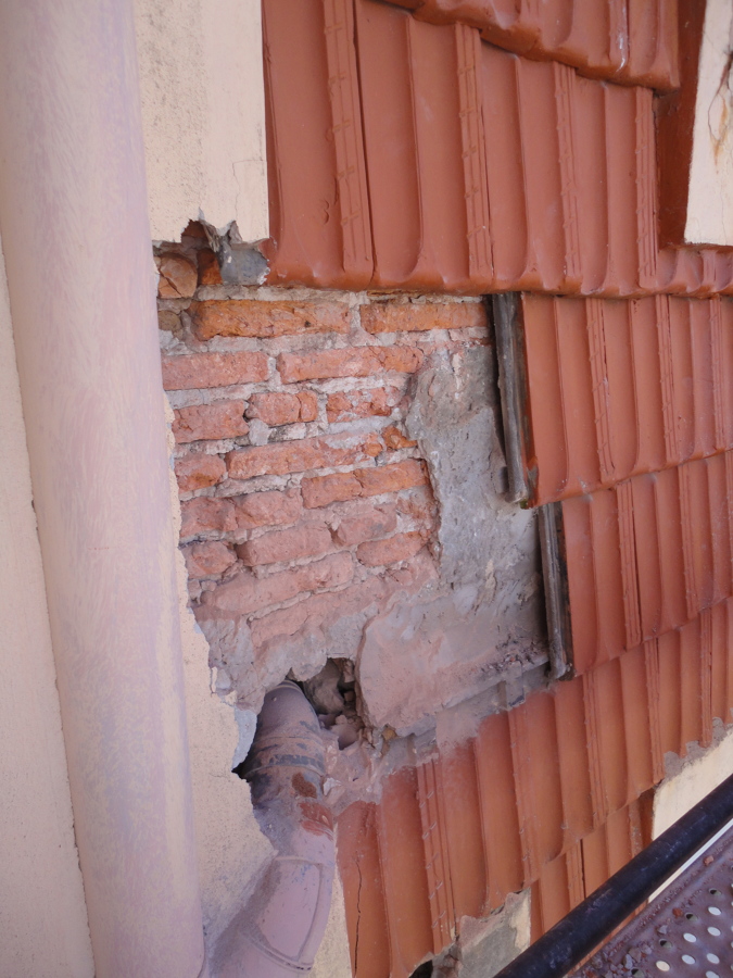 Pequeña zona con revestimiento de teja deteriorado.