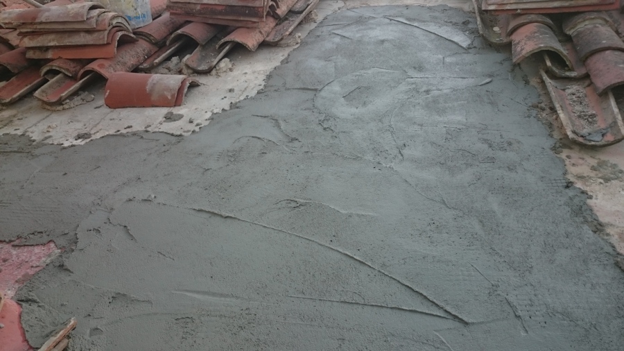 PEQUEÑO PLANCHE CON MALLA METALICA ANTICORROSIVA  REVESTIDA CON CEMENTO COLA FLEXIBLE