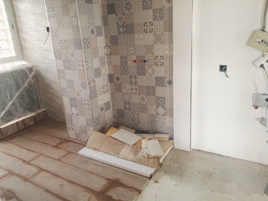 Pequeño plato de ducha y equipo de aire acondicionado