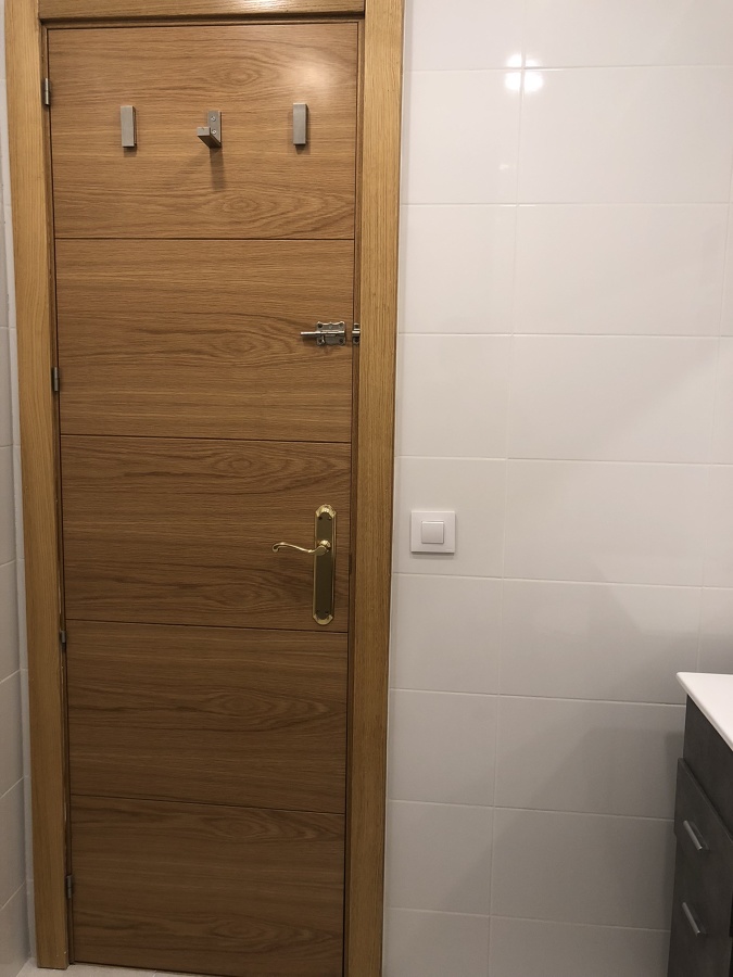 Perchas de la puerta del baño