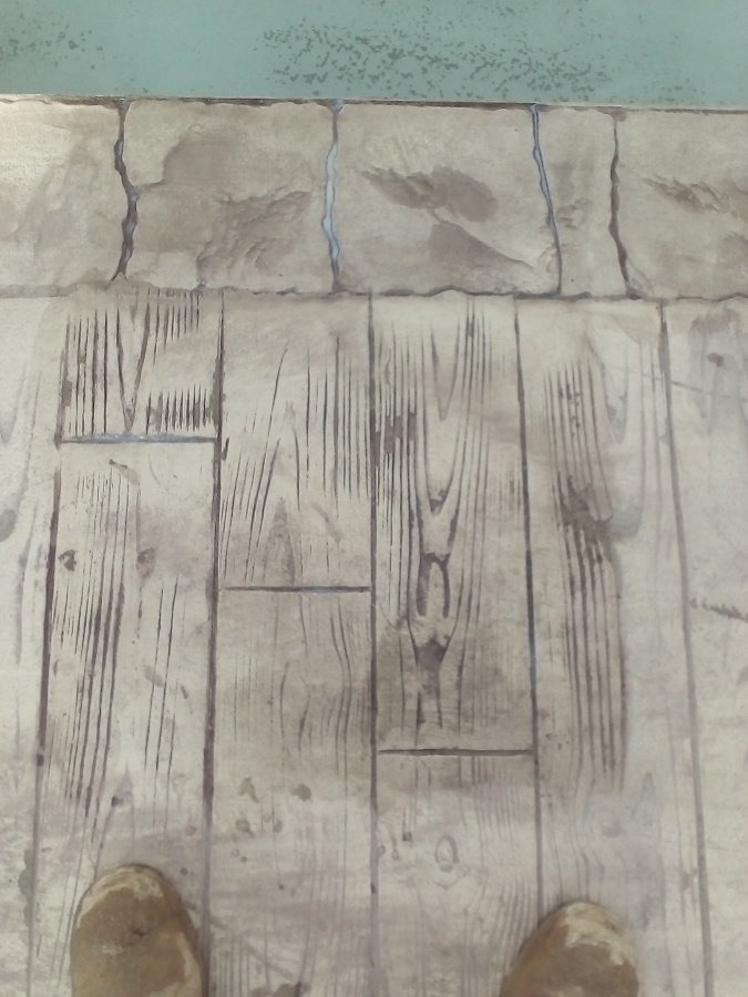 Perfil de aluminio remate piscina con cenefa en piedra impresa