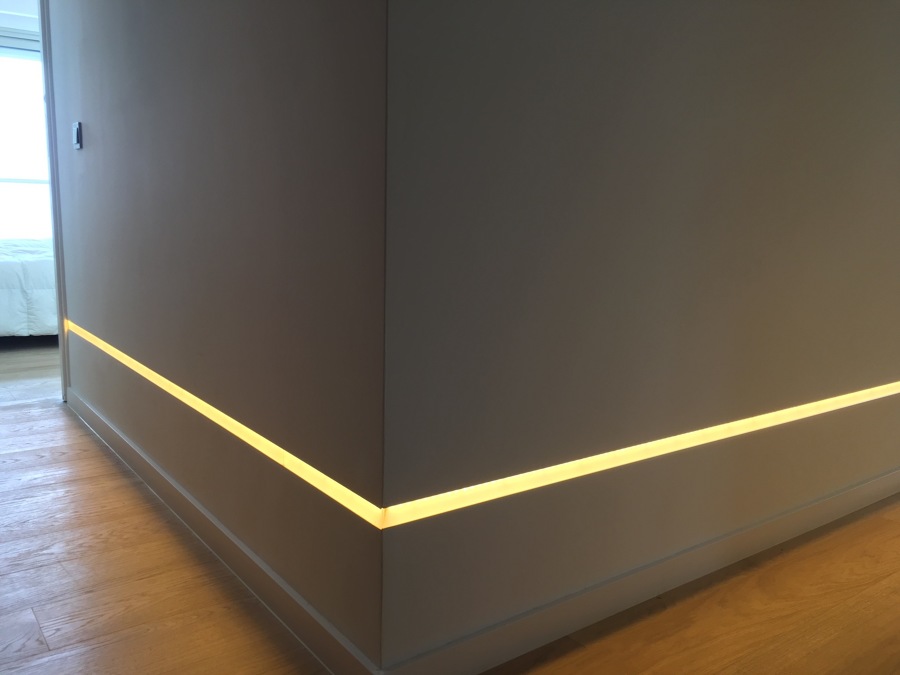 Perfil empotrado en pared pasillo 