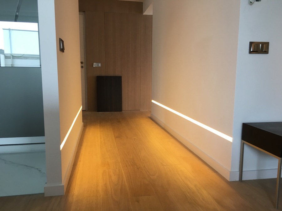 Perfil empotrado en pasillo 