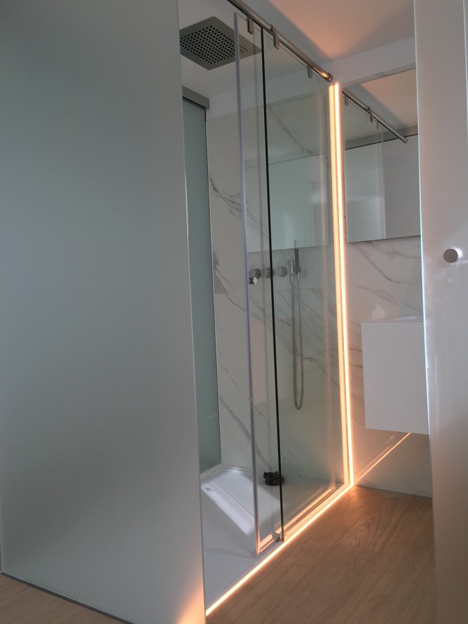 Perfil Led empotrado en pared y suelo baño