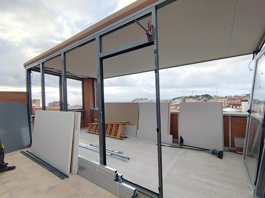 Perfilería en aluminio y techo con pladur