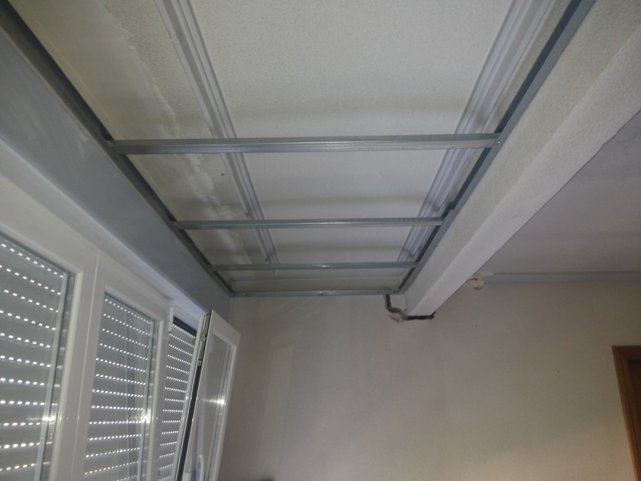 Perfilería falso techo junto a ventana
