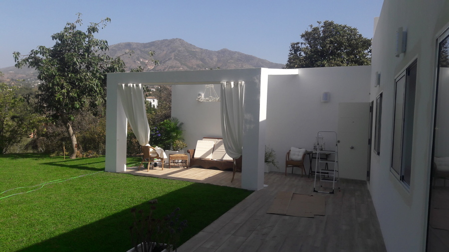 Pérgola, ajardinado y solado parcela