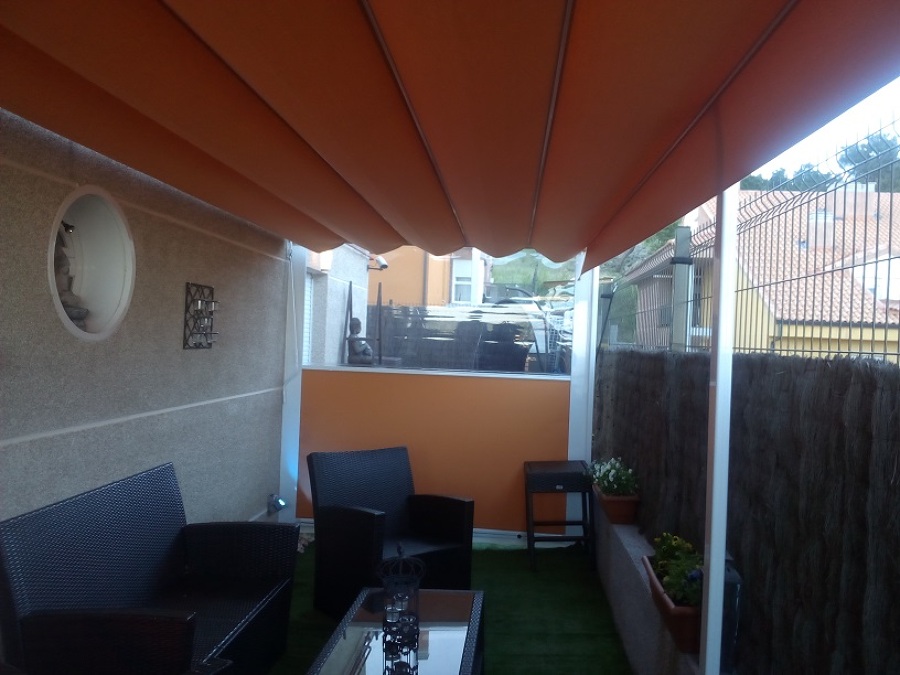 Pérgola con el cortavientos bajado.