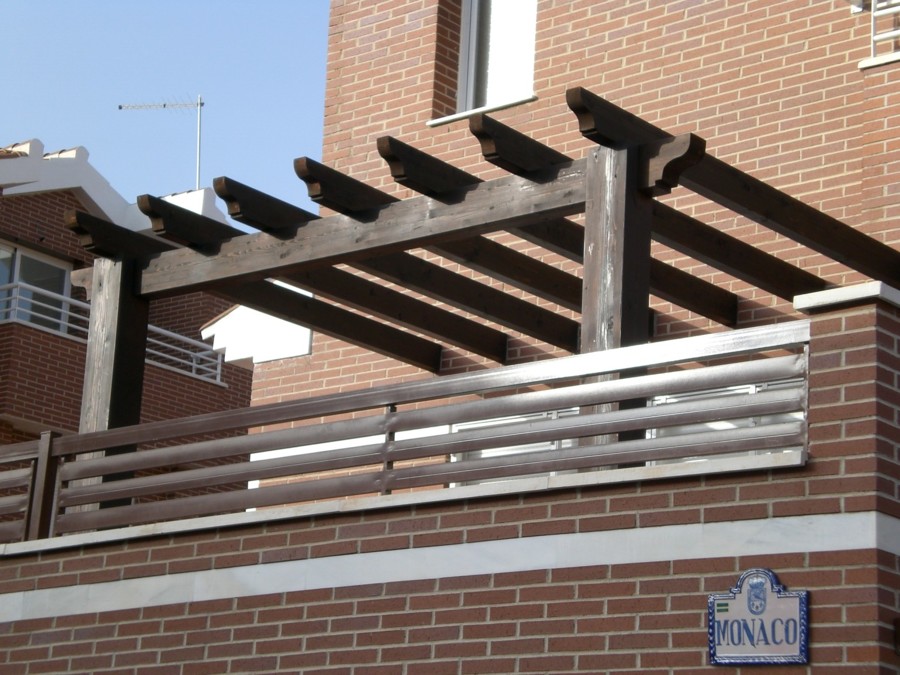 Pérgola con estructura de madera	