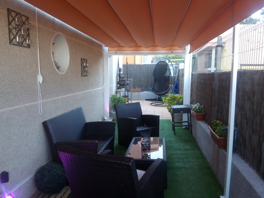 Pérgola con muebles 