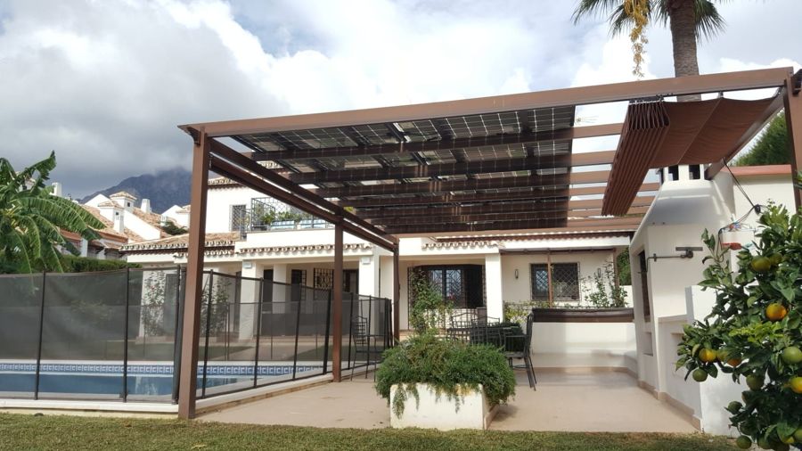 Pérgola con placas solares